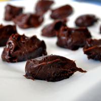 Form quenelles with the chocolate mixture